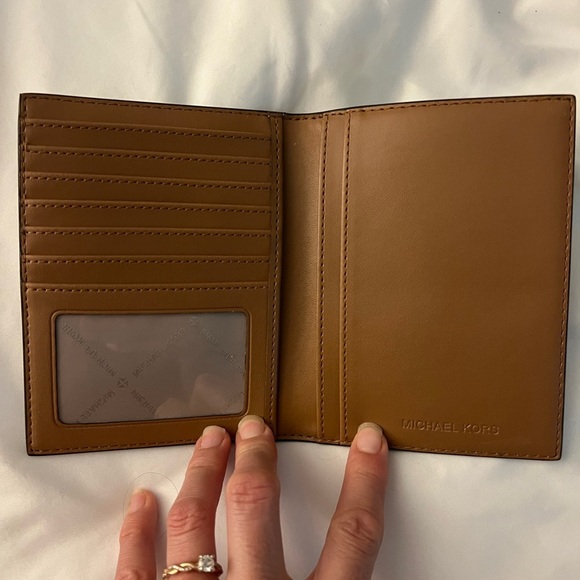 Michael Kors Jet Set Travel Passport Case wallet MK Signature Brown / Acorn EUC - Picture 3 of 6